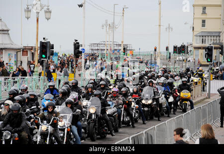 Brighton, Sussex, Regno Unito. Xii Ottobre, 2014. Migliaia di ciclisti arriva sul lungomare di Brighton per anni questo evento Brightona Foto Stock