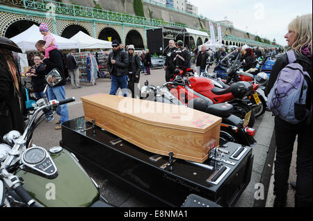 Brighton, Sussex, Regno Unito. Xii Ottobre, 2014. Una bara sidecar sul lungomare di Brighton per questo anni Brightona evento che raccoglie fondi per il Sussex Cuore della carità la manifestazione annuale attrae i motociclisti da tutto il paese e all estero e solleva migliaia di sterline per carità ogni anno Credito: Simon Dack/Alamy Live News Foto Stock