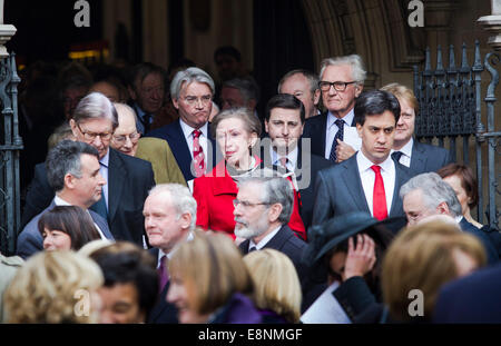 I politici britannici, tra cui leader laburista ed Milliband, visto al funerale di Tony Benn, la chiesa di St Margaret, Londra. Foto Stock
