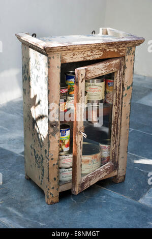 Foto di Roger Bamber : 30 Giugno 2014 : un vecchio martoriata indiana cibo stagno armadio pieno con dieci lattine di cibo francese hanno acquistato a cel Foto Stock