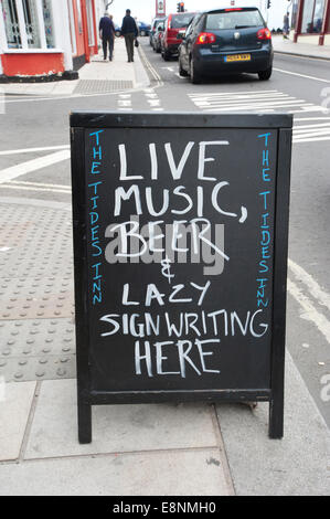 Un segno di pub scritto su un 'A' bordo fuori di un pub a Weymouth, il Tides Inn dice musica dal vivo, birra e Lazy segno scrivendo qui Foto Stock