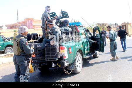 (141012) -- Mazar-I-Sharif, Ottobre 12, 2014 (Xinhua) -- rush poliziotti presso il sito di attacco a Mazar-i-Sharif città, provincia Balkh, Afghanistan settentrionale, il 12 ottobre 2014. Circa 18 poliziotti sono stati feriti dopo due militanti che indossano uniformi della polizia ha aperto il fuoco all'interno della polizia provinciale sede a Mazar-i-Sharif, città capoluogo di provincia del nord Balkh afgano provincia domenica, fonti. (Xinhua/Azorda)(zhf) Foto Stock