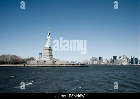 Il viaggio su Staten Island Ferry per la Statua della Libertà in un freddo, chiaro, Marzo giornata con la skyline di Manhattan dietro. Foto Stock