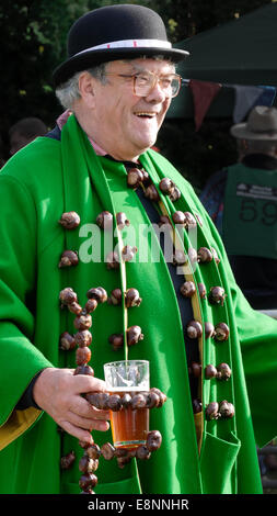 Southwick, UK. Xii oct, 2014. Re Conker al mondo conker campionati, Southwick, vicino Oundle, Inghilterra, ottobre 2014. Credito: miscellanea/Alamy Live News Foto Stock