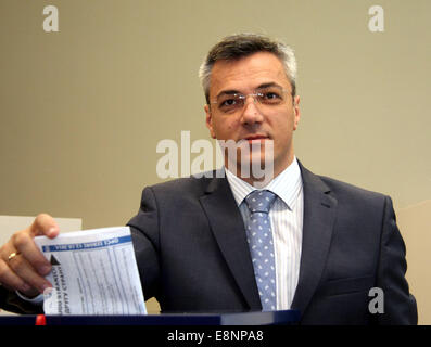 Banja Luka, Bosnia Erzegovina. Xii Ottobre, 2014. Serbo-bosniaco leader inflessibile Ognjen Tadic getta il suo voto in corrispondenza di una stazione di polling a Banja Luka, la capitale della Republika Srpska, l'entità della Bosnia ed Erzegovina. La Bosnia e Erzegovina ha dato dei calci a fuori la sua elezioni politiche di domenica mattina, la prima volta in quattro anni. Il paese è diviso in due auto-somministrazione di regioni. Credito: Xinhua/Alamy Live News Foto Stock