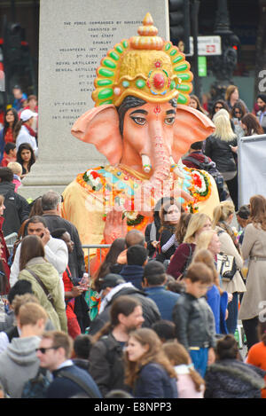 Trafalgar Square, Londra, Regno Unito. Xii Ottobre 2014. L annuale Diwali Festival avrà luogo a Londra in Trafalgar Square, con musica dal vivo, balli e cibo indiano e drink. Credito: Matteo Chattle/Alamy Live News Foto Stock