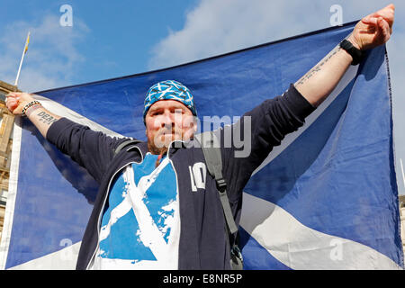 Tommy Sheridan, ex-MSP, organizzato e fronteggiato una politica dei rally in George Square, Glasgow a sostegno dell indipendenza scozzese e una ala sinistra Scottish Executive. Il rally è stato pubblicizzato su social media (Facebook) e mentre aveva oltre 15000 on-line sostenitori, circa 2000 persone in tutta la Scozia ha partecipato e ascoltato discorsi politici da gli ospiti invitati e Tommy Sheridan, seguita da musica da un certo numero di gruppi dal vivo e cantanti. Foto Stock