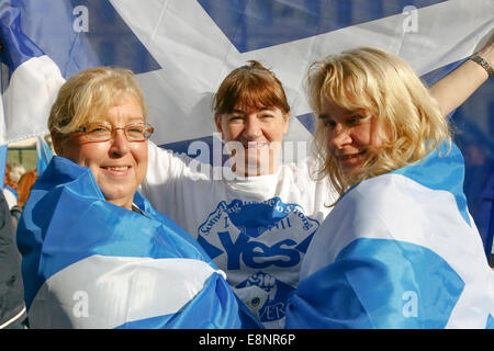 Tommy Sheridan, ex-MSP, organizzato e fronteggiato una politica dei rally in George Square, Glasgow a sostegno dell indipendenza scozzese e una ala sinistra Scottish Executive. Il rally è stato pubblicizzato su social media (Facebook) e mentre aveva oltre 15000 on-line sostenitori, circa 2000 persone in tutta la Scozia ha partecipato e ascoltato discorsi politici da gli ospiti invitati e Tommy Sheridan, seguita da musica da un certo numero di gruppi dal vivo e cantanti. Foto Stock