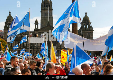 Tommy Sheridan, ex-MSP, organizzato e fronteggiato una politica dei rally in George Square, Glasgow a sostegno dell indipendenza scozzese e una ala sinistra Scottish Executive. Il rally è stato pubblicizzato su social media (Facebook) e mentre aveva oltre 15000 on-line sostenitori, circa 2000 persone in tutta la Scozia ha partecipato e ascoltato discorsi politici da gli ospiti invitati e Tommy Sheridan, seguita da musica da un certo numero di gruppi dal vivo e cantanti. Foto Stock