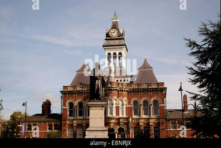 Statua di Sir Isaac Newton e il Municipio, Grantham, Lincolnshire, England, Regno Unito Foto Stock