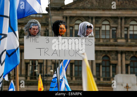 Tommy Sheridan, ex-MSP, organizzato e fronteggiato una politica dei rally in George Square, Glasgow a sostegno dell indipendenza scozzese e una ala sinistra Scottish Executive. Il rally è stato pubblicizzato su social media (Facebook) e mentre aveva oltre 15000 on-line sostenitori, circa 2000 persone in tutta la Scozia ha partecipato e ascoltato discorsi politici da gli ospiti invitati e Tommy Sheridan, seguita da musica da un certo numero di gruppi dal vivo e cantanti. Foto Stock