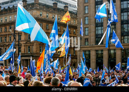 Tommy Sheridan, ex-MSP, organizzato e fronteggiato una politica dei rally in George Square, Glasgow a sostegno dell indipendenza scozzese e una ala sinistra Scottish Executive. Il rally è stato pubblicizzato su social media (Facebook) e mentre aveva oltre 15000 on-line sostenitori, circa 2000 persone in tutta la Scozia ha partecipato e ascoltato discorsi politici da gli ospiti invitati e Tommy Sheridan, seguita da musica da un certo numero di gruppi dal vivo e cantanti. Foto Stock