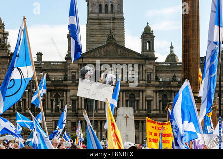 Tommy Sheridan, ex-MSP, organizzato e fronteggiato una politica dei rally in George Square, Glasgow a sostegno dell indipendenza scozzese e una ala sinistra Scottish Executive. Il rally è stato pubblicizzato su social media (Facebook) e mentre aveva oltre 15000 on-line sostenitori, circa 2000 persone in tutta la Scozia ha partecipato e ascoltato discorsi politici da gli ospiti invitati e Tommy Sheridan, seguita da musica da un certo numero di gruppi dal vivo e cantanti. Foto Stock