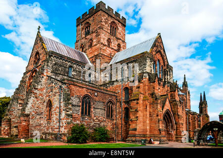 La pietra arenaria rossa e grigia architettura in mattoni della Cattedrale di Carlisle che mostra sia Norman e influenza Gotica nella sua struttura Foto Stock
