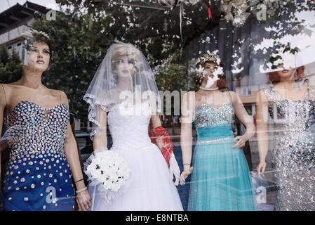 Vista della finestra di un negozio che vende abiti da sposa nella città di Mitrovica in Kosovo settentrionale Foto Stock