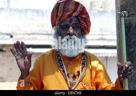 Uomo Santo al di fuori del Jagdish Mandir tempio in Udaipur, India Foto Stock