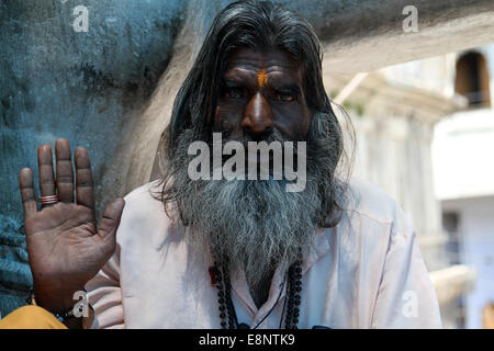 Uomo Santo al di fuori del Jagdish Mandir tempio in Udaipur, India Foto Stock