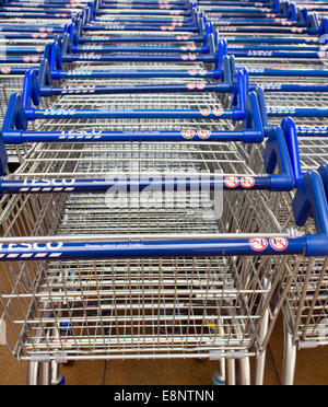 Messa a fuoco poco profonda immagine della Tesco carrelli di shopping Foto Stock