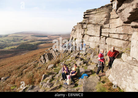 Bordo Stanage, Derbyshire, Regno Unito. Xii Ottobre, 2014. Arrampicatori sul bordo Stanage nel Derbyshire, Regno Unito, rendendo più di metà ottobre sunshine. Bordo Stanage è il più popolare rock climbing edge in Gran Bretagna essendo vicino a Sheffield e a breve distanza da molte città del nord. Esso atrracts alpinisti provenienti da tutto il mondo. Credito: Eric Murphy/Alamy Live News Foto Stock