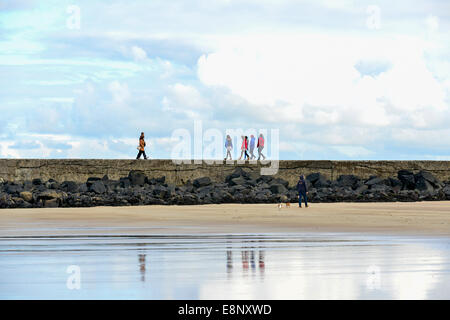 Contea di Londonderry, Irlanda del Nord, Regno Unito. Xii Ottobre 2014. Per coloro che godono di una passeggiata su Castlerock Pier, County Londonderry oggi nel tardo pomeriggio come il clima autunnale continua. Credito: George Sweeney/Alamy Live News. Foto Stock