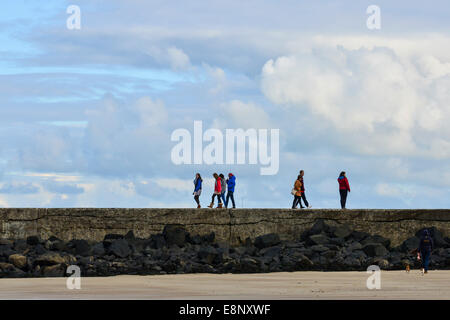 Contea di Londonderry, Irlanda del Nord, Regno Unito. Xii Ottobre 2014. Per coloro che godono di una passeggiata su Castlerock Pier, County Londonderry oggi nel tardo pomeriggio come il clima autunnale continua. Credito: George Sweeney/Alamy Live News. Foto Stock