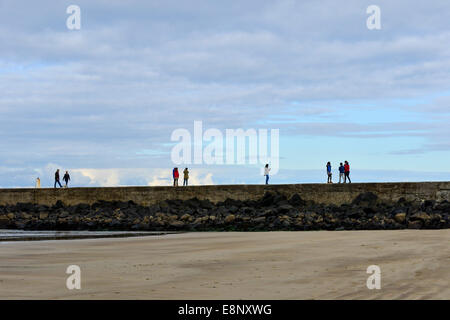 Contea di Londonderry, Irlanda del Nord, Regno Unito. Xii Ottobre 2014. Per coloro che godono di una passeggiata su Castlerock Pier, County Londonderry oggi nel tardo pomeriggio come il clima autunnale continua. Credito: George Sweeney/Alamy Live News. Foto Stock