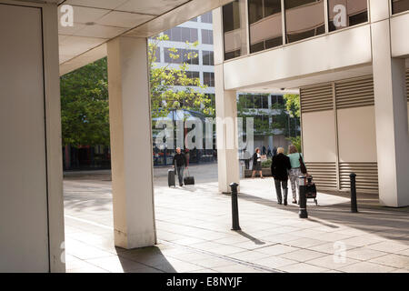Architettura moderna la gente camminare tra la società di assicurazioni uffici di sviluppo Tricenter nel centro di Swindon, England, Regno Unito Foto Stock