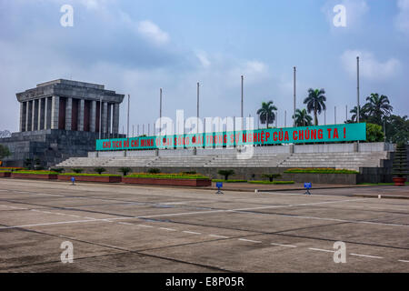 Mausoleo di Ho Chi Minh con lunghi slogan banner. Foto Stock