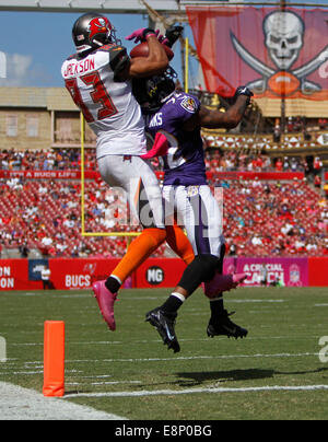 Tampa, FL, Stati Uniti d'America. Xii Ottobre, 2014. Tampa Bay Buccaneers wide receiver Vincent Jackson (83) rende un fermo sopra la parte superiore dei Baltimore Ravens Franks (32) per un 29 yard touch down da Buccaneers quarterback Mike Glennon (8) durante il terzo trimestre presso Raymond James Stadium di Tampa di domenica (10/12/14). Il Replay Gazzetta sfidato il pass completamento pregiudiziale e il gioco è stato invertito. (Fucile) M.Glennon pass profondo incompleto diritto di V.Jackson. (Credito Immagine: © Dirk Shadd/Tampa Bay volte/ZUMA filo) Credito: ZUMA Press, Inc/Alamy Live News Foto Stock