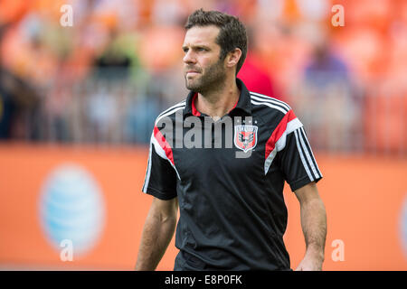 Houston, Texas, Stati Uniti d'America. Xii oct, 2014. D.C. Regno head coach Ben Olsen entra nel campo prima di una partita di MLS tra la Houston Dynamo e DC Regno di BBVA Compass Stadium di Houston, TX su Ottobre 12th, 2014. Credito: Trask Smith/ZUMA filo/Alamy Live News Foto Stock