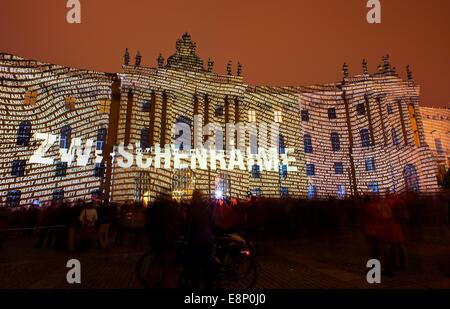 Il Festival delle luci di Berlino Germania. "Il Festival delle luci trasforma alcuni degli edifici e dei monumenti più famosi di Berlino in un mondo artisticamente incantevole pieno di arte leggera creativa, uno dei più grandi festival di illuminazione del mondo attira migliaia di turisti a Berlino ed è un festival preferito tra i berlinesi. Credito: Suzanne Kirstein Foto Stock