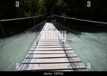 Ponte di corde attraversando l'acqua di fusione dal Lago grigio, Patagonia cilena. Foto Stock