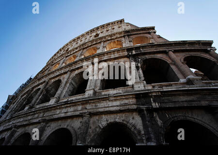 Il Colosseo di Roma durante il giorno. Il Colosseo costruzione è stata avviata nel 72 d.c. e completato nel 80 d.c. Foto Stock