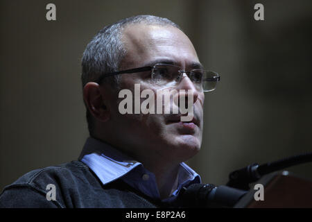 Praga, Repubblica Ceca. Xii Ottobre, 2014. Il russo ex magnate dell'olio e il prigioniero politico Mikhail Khodorkovski parla in apertura del Forum 2000 conferenza di Praga Repubblica Ceca, in ottobre 12, 2014. Il Forum 2000 Conferenza persegue il lascito di fine il presidente della Repubblica ceca Vaclav Havel sostenendo i valori della democrazia e del rispetto dei diritti dell'uomo. Foto Stock