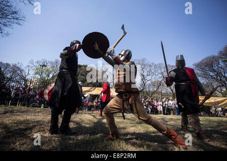 Buenos Aires, Argentina. Xii oct, 2014. I partecipanti ricreano una scena di battaglia nella terza Fiera medievale nella città di Buenos Aires, Argentina, il 12 ottobre 2014. Credito: Martin Zabala/Xinhua/Alamy Live News Foto Stock