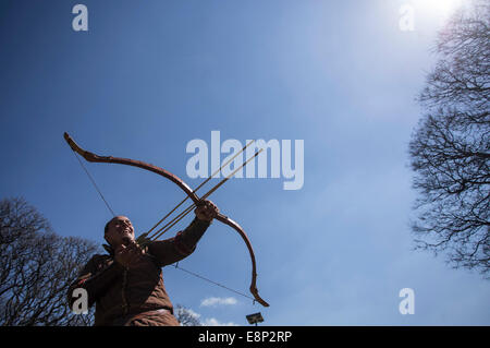 Buenos Aires, Argentina. Xii oct, 2014. Un arciere ottiene pronto a riprendere le sue frecce nella terza Fiera medievale nella città di Buenos Aires, Argentina, il 12 ottobre 2014. Credito: Martin Zabala/Xinhua/Alamy Live News Foto Stock