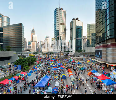 Hong Kong, Cina. Xii Ottobre, 2014. Gli studenti, pro militanti per la democrazia e gli altri sostenitori di occupare centrale, ora chiamato il movimento ombrello o l'ombrello rivoluzione, sono camping in ombrellone quadrato in Tamar Admiralty. Foto Stock