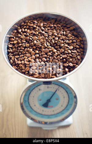 Dettaglio di caffè torrefatto in grani su scale Foto Stock