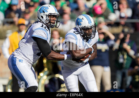 South Bend, Indiana, Stati Uniti d'America. Undicesimo oct, 2014. North Carolina TB T.J. LOGAN (8) assume un trasferimento dalla North Carolina QB MARQUISE WILLIAMS (12) durante il primo trimestre contro Notre Dame. Il Notre Dame Fighting Irish sconfitto il North Carolina Tar Heels 50-43 al Notre Dame Stadium di South Bend, Indiana. © Frank Jansky/ZUMA filo/Alamy Live News Foto Stock