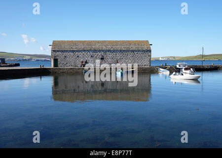 Piccole imbarcazioni in ed intorno a l'Hays dock a Lerwick nelle isole Shetland Foto Stock