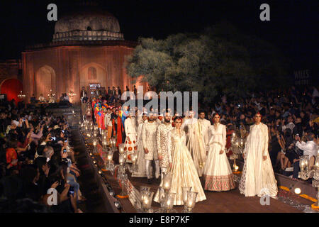 New Delhi, India. 13 ottobre, 2014. Visualizzazione dei modelli di creazioni di moda indiano designer Rohit Bal durante il Gran Finale di 'Wills Lifestyle India Fashion Week Primavera-Estate 2015' in New Delhi, India, ottobre 12, 2014. Credito: Xinhua/Alamy Live News Foto Stock