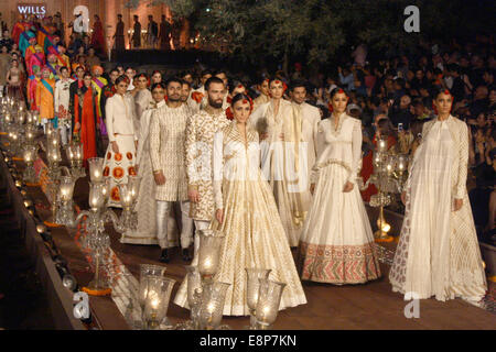 New Delhi, India. 13 ottobre, 2014. Visualizzazione dei modelli di creazioni di moda indiano designer Rohit Bal durante il Gran Finale di 'Wills Lifestyle India Fashion Week Primavera-Estate 2015' in New Delhi, India, ottobre 12, 2014. Credito: Xinhua/Alamy Live News Foto Stock