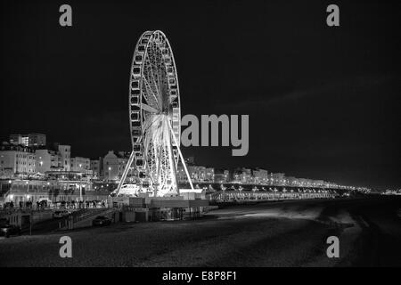 La ruota di Brighton attrazione turistica di notte. Foto Stock