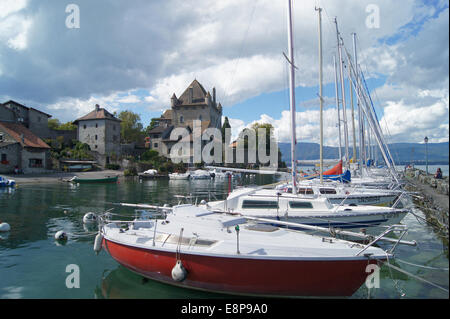 Yvoire, Francia. La storica 700 anni vecchio villaggio sul lago di Ginevra. A causa della floridity, il villaggio medalled come uno dei più bei villaggi di Francia. Vista turistico. Il castello e la barca a vela della marina. Foto Stock