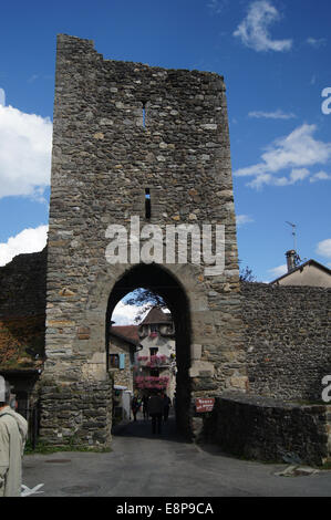 Town gate di Yvoire, Francia. La storica 700 anni vecchio villaggio theLake a Ginevra. A causa della floridity, il villaggio medalled come uno dei più bei villaggi di Francia. Vista turistico. Foto Stock