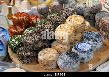 Formaggio di capra su stallo di mercato, Normandia, Francia Foto Stock