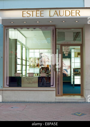 Estée Lauder Cosmetics store in via Váci, Budapest, Ungheria Foto Stock