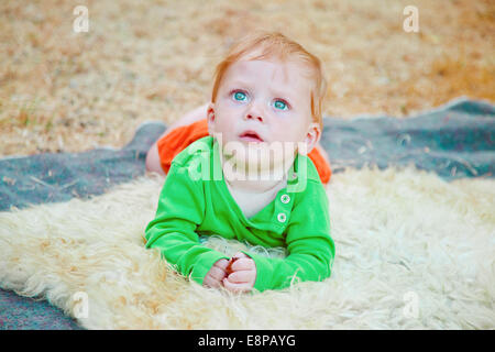 Ritratto di un simpatico startled baby boy staring fino in soggezione Foto Stock