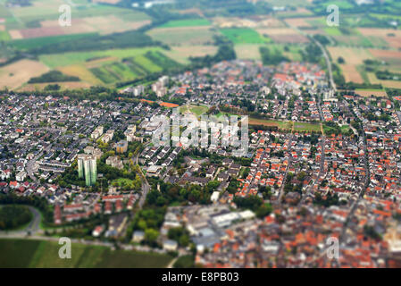 Città vecchia soddisfa le nuove città. Vista dal piano. Foto Stock