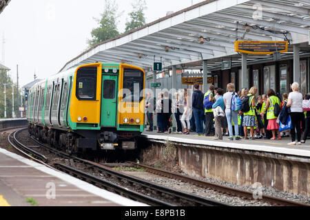 Stazione ferroviaria meridionale in treno arrivando alla stazione, Chichester, West Sussex Foto Stock